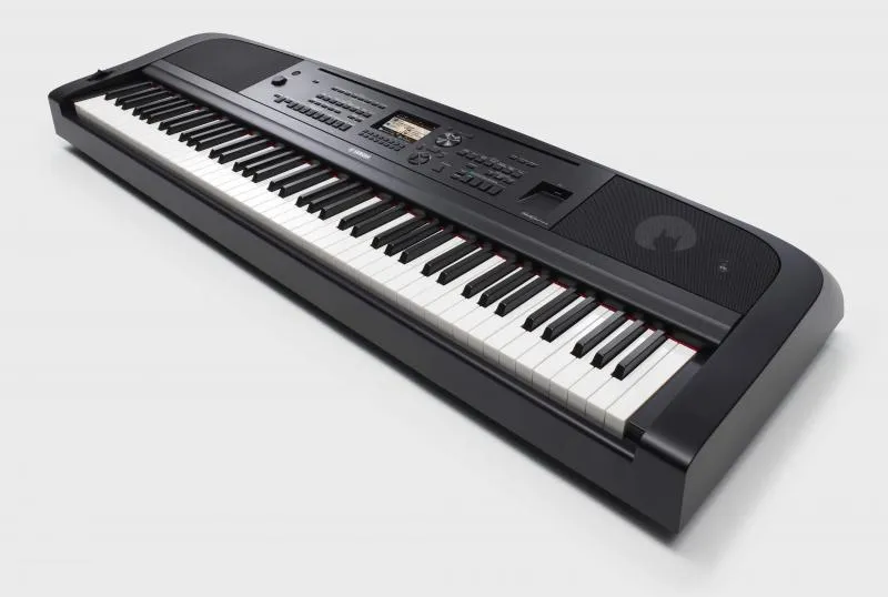 Yamaha DGX-670B digitální piano, přenosné, 88 kláves GHS, USB, Bluetooth