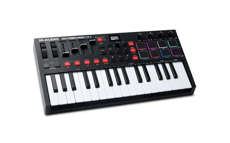 M-Audio MIDI kontroler, 32 kláves, 8 padů, 4 otočné a 4 posuvné potenciometry, OLED