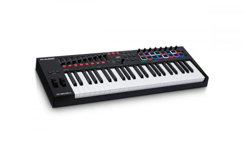 M-Audio USB/MIDI kontroler, 49 kláves, 16 padů, 8 otočných, 9 faderů, OLED