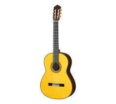 Yamaha 4/4 klasická kytara Grand Concert, masivní smrková deska