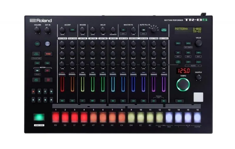 Roland syntezátor s ACB modelováním, sampler a efekty
