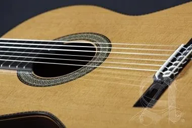 Alhambra ALH-J.M. Vilaplana NT + caseAlhambra Gitár José María Vilaplana Serie NT Cédrus, tömör indi