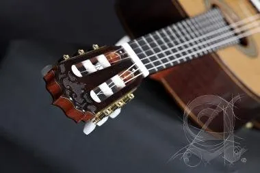 Alhambra ALH-J.M. Vilaplana NT + caseAlhambra Gitár José María Vilaplana Serie NT Cédrus, tömör indi