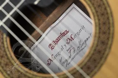Alhambra ALH-Mengual & Margarit C + caseAlhambra Gitár Mengual y Margarit Serie C Cédrus, tömör indi