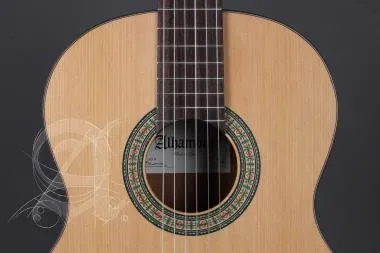Alhambra ALH-3 OPAlhambra Gitár 3 OP, cédrus, mahagóni, indiai rózsafa fogólap. Szegélyezett.