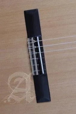 Alhambra ALH-3 OPAlhambra Gitár 3 OP, cédrus, mahagóni, indiai rózsafa fogólap. Szegélyezett.