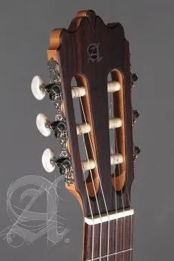 Alhambra ALH-3 OPAlhambra Gitár 3 OP, cédrus, mahagóni, indiai rózsafa fogólap. Szegélyezett.