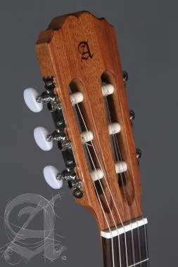 Alhambra ALH-1OP SAlhambra Gitár 1 OP Senorita (7/8) vörös cédrus, mahagóni, indiai rózsafa fogólap.