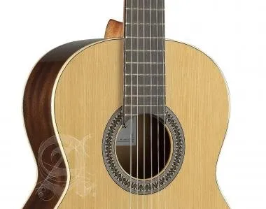 Alhambra ALH-2CAlhambra Gitár 2 C cédrus, mahagóni, indiai rózsafa fogólap. Duplán szegélyezett.