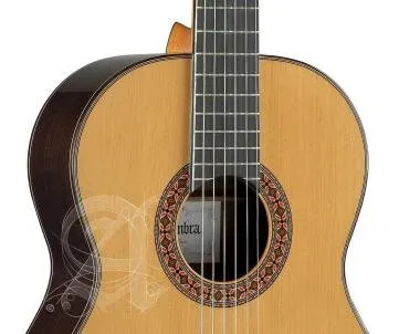 Alhambra ALH-8PAlhambra Gitár 8P Cédrus, tömör indiai rózsafa, ébenfa fogólap. Ébenfa belső erősítés