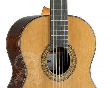 Alhambra ALH-9P + caseAlhambra Gitár Cédrus, tömör indiai rózsafa, (koncert méret) ébenfa fogólap. T