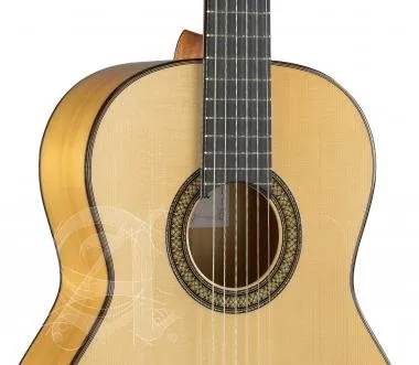 Alhambra ALH-7FcAlhambra Gitár Német lucfenyő, tömör ciprusfa, ébenfa fogólap, átlátszó pick guard.