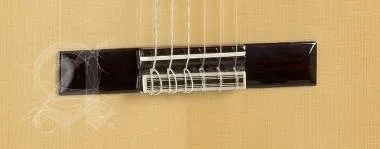 Alhambra ALH-7FcAlhambra Gitár Német lucfenyő, tömör ciprusfa, ébenfa fogólap, átlátszó pick guard.