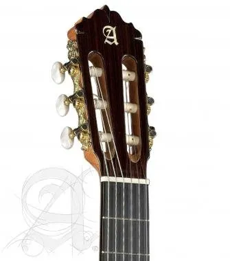 Alhambra ALH-7FcAlhambra Gitár Német lucfenyő, tömör ciprusfa, ébenfa fogólap, átlátszó pick guard.