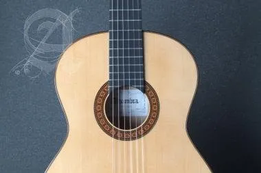 Alhambra ALH-8FcAlhambra Gitár Német lucfenyő, tömör ciprusfa, ébenfa fogólap, átlátszó pick guard.