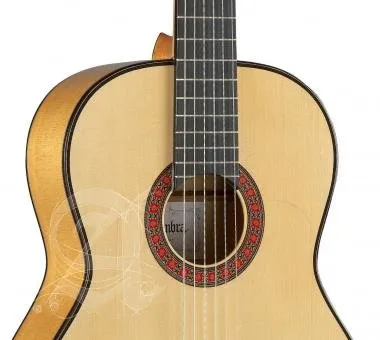 Alhambra ALH-10Fc + caseAlhambra Gitár Német lucfenyő, tömör ciprusfa, ébenfa fogólap, Tokkal.