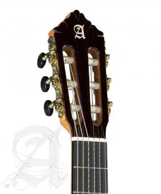 Alhambra ALH-10Fc + caseAlhambra Gitár Német lucfenyő, tömör ciprusfa, ébenfa fogólap, Tokkal.