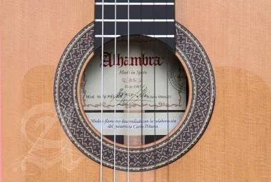 Alhambra ALH-10 Fp Piñana + caseAlhambra Gitár Német lucfenyő, tömör indiai rózsafa, ébenfa fogólap,