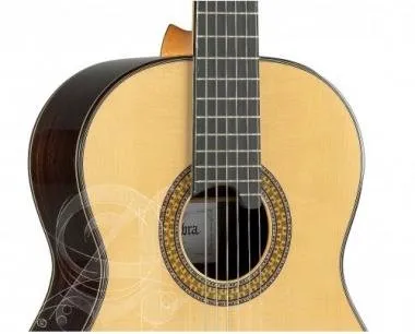Alhambra ALH-11P + caseAlhambra Gitár Cédrus, tömör indiai rózsafa, (koncert méret) ébenfa fogólap,