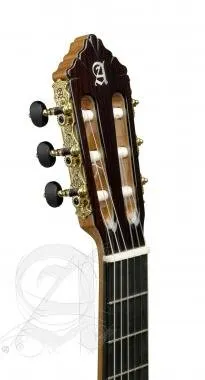 Alhambra ALH-11P + caseAlhambra Gitár Cédrus, tömör indiai rózsafa, (koncert méret) ébenfa fogólap,