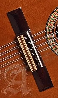Alhambra ALH-B-3 CAlhambra Gitár B-3 C Cédrus, mahagóni indiai rózsafa fogólap.