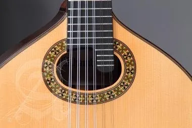 Alhambra ALH-B-11 P A + caseAlhambra Gitár B-11 P A Német lucfenyő, indiai rózsafa, ébenfa fogólap.