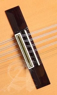 Alhambra ALH-B-11 P A + caseAlhambra Gitár B-11 P A Német lucfenyő, indiai rózsafa, ébenfa fogólap.