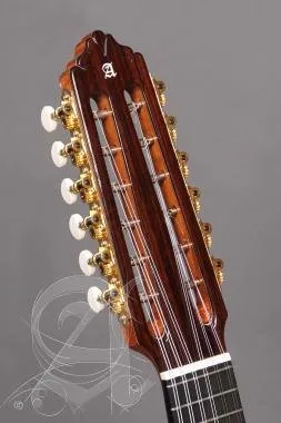 Alhambra ALH-B-11 P A + caseAlhambra Gitár B-11 P A Német lucfenyő, indiai rózsafa, ébenfa fogólap.
