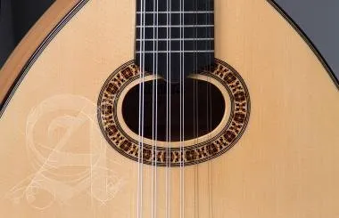 Alhambra ALH-L-6 FcAlhambra Gitár L-6 Fc Német lucfenyő, tömör ciprusfa, ébenfa fogólap.