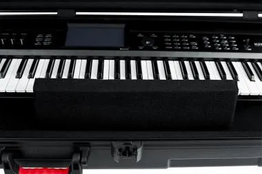Gator GTSA-KEY76 TSA öntött műanyag keyboard keménytok 76 billentyűs hangszerhez, kerekekkel