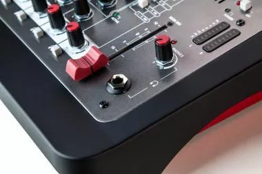 Allen&Heath AH-ZEDI8 kisformátumú keverő, 2 monó/2 sztereó csatorna, 24/96 USB 2X2