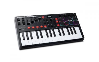 M-Audio MIDI kontroler, 32 kláves, 8 padů, 4 otočné a 4 posuvné potenciometry, OLED