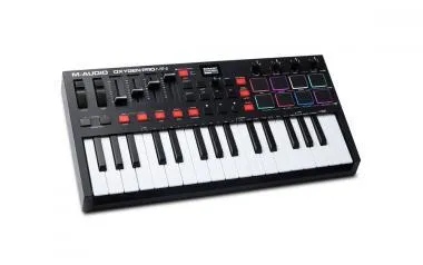 M-Audio Oxygen Pro Mini USB/MIDI vezérlő, 32 billentyű, 8 dobpad, 4 forgó-, 4 tolópotméter, OLED