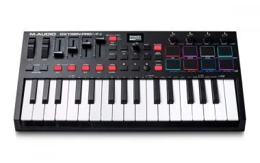 M-Audio Oxygen Pro Mini USB/MIDI vezérlő, 32 billentyű, 8 dobpad, 4 forgó-, 4 tolópotméter, OLED