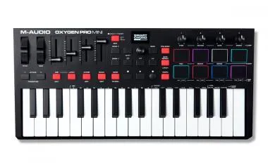 M-Audio Oxygen Pro Mini USB/MIDI vezérlő, 32 billentyű, 8 dobpad, 4 forgó-, 4 tolópotméter, OLED