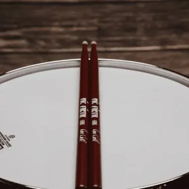 Vic Firth SDW Dave Weckl Signature szériás hickory dobverő, hordó fejtípus, hossz: 413mm - átmérő: 14,2mm, bordó