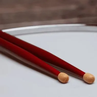 Vic Firth SDW Dave Weckl Signature szériás hickory dobverő, hordó fejtípus, hossz: 413mm - átmérő: 14,2mm, bordó