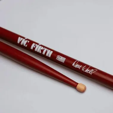 Vic Firth SDW Dave Weckl Signature szériás hickory dobverő, hordó fejtípus, hossz: 413mm - átmérő: 14,2mm, bordó