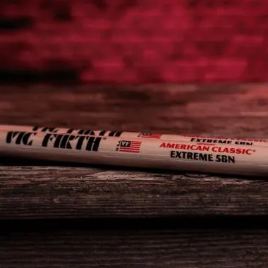 Vic Firth X5BN American Classic Extreme 5BN hickory dobverő, csepp fejtíp., nejlon fej, hossz: 419mm - átm.: 15,1mm