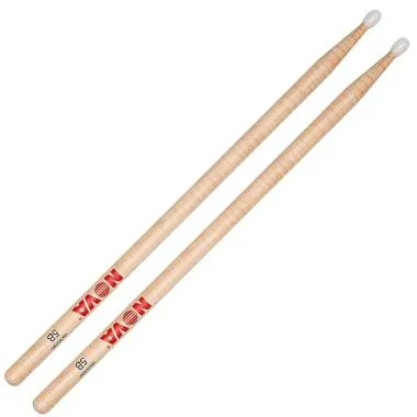 Vic Firth N5BN hickory dobverő, csepp fejtípus, nejlon fej, hossz: 406,4mm - átmérő: 15,1mm, NOVA imprint