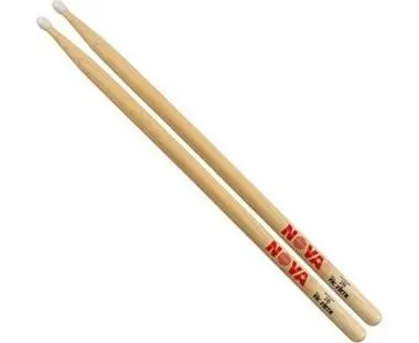 Vic Firth N2BN hickory dobverő, csepp fejtípus, nejlon fejjel, hossz: 412,8mm - átmérő: 16mm, NOVA imprint