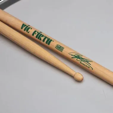 Vic Firth SBG Benny Greb Signature szériás hickory dobverő, csepp fejtípus, hossz: 406,4mm - átmérő: 15,1mm