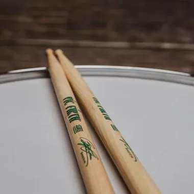 Vic Firth SBG Benny Greb Signature szériás hickory dobverő, csepp fejtípus, hossz: 406,4mm - átmérő: 15,1mm