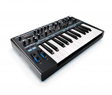 Novation Bass Station II analóg szintetizátor, 25 billentyű, 2 oszcillátor