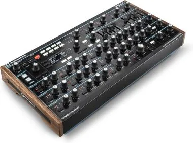 Novation Peak nyolcszólamú polifonikus szintetizátor