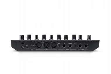 Novation Circuit Tracks rács alapú groovebox, 32 RGB pad, 28 RGB gomb, USB-C aljzat