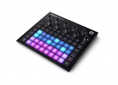 Novation Circuit Tracks rács alapú groovebox, 32 RGB pad, 28 RGB gomb, USB-C aljzat