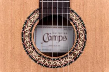 Camps ST1C klasszikus gitár, 4/4-es méret, tömör cédrus fedlap, rózsafa fogólap, magasfényű natúr szín