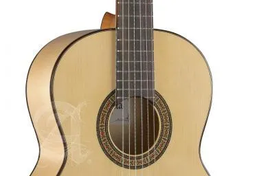 Alhambra ALH-3F G + case Gitár 3 F Tömör lucfenyő, fügefa, indiai rózsafa fogólap, átlátszó pickguard, tokkal
