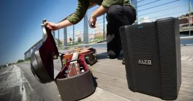 Alto Pro BUSKER hordozható, akkumulátoros hangfal, 2 mic/line bemenet, effekttel és bluetooth-al